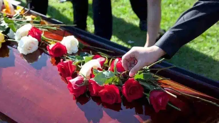 حلم جنازة شخص حي للعزباء: رمز للتغيير أم تحذير؟ إليك التفسيرات