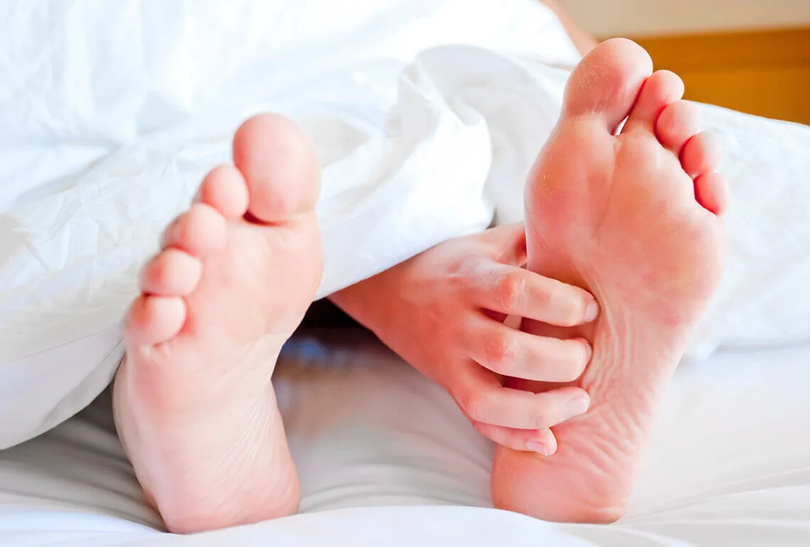 لاتفوتك.. فوائد رفع القدمين عند الاستلقاء على الظهر للصحة