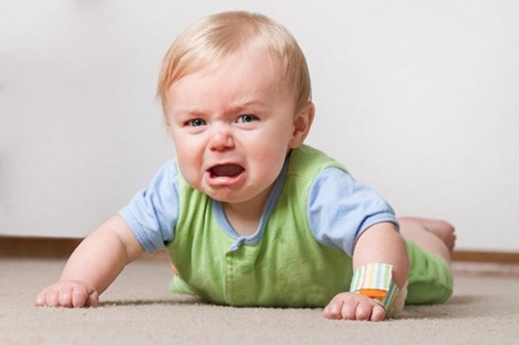 نصائح للوالدين.. كيفية تهدئة الطفل عند البكاء الشديد