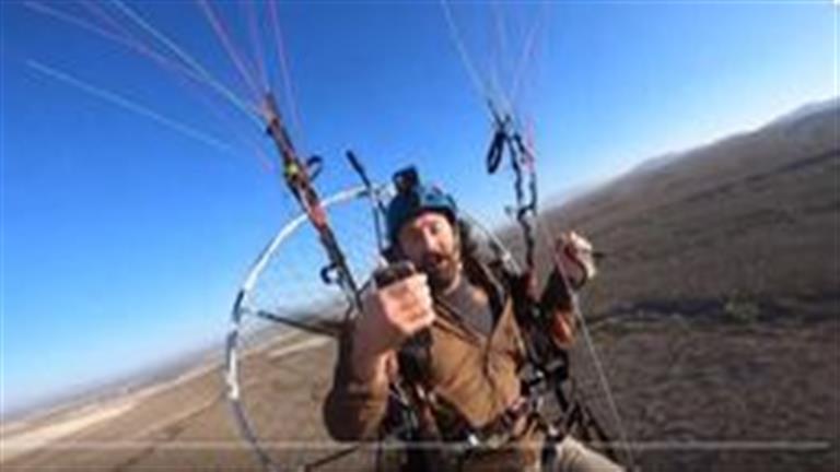 فيديو مرعب يوثق لحظة كسر رقبة رجل أثناء الطيران بالمظلات