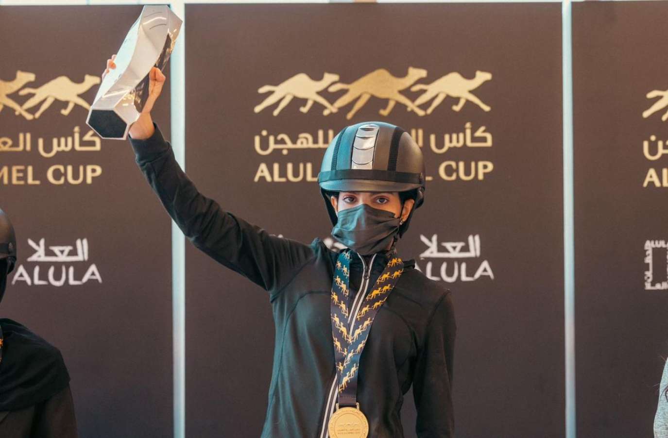 ريما الحربي أول سعودية تفوز بلقب سباق الهجانة للسيدات