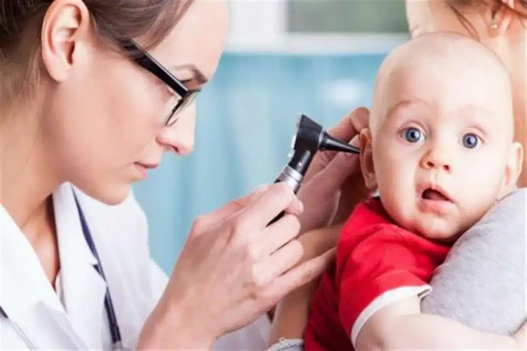 علامات تشير إلى أن الطفل الرضيع يعاني من ضعف السمع