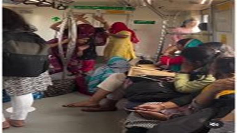 نساء يرقصن في عربة مترو ورد فعل غير متوقع من رواد السوشيال م