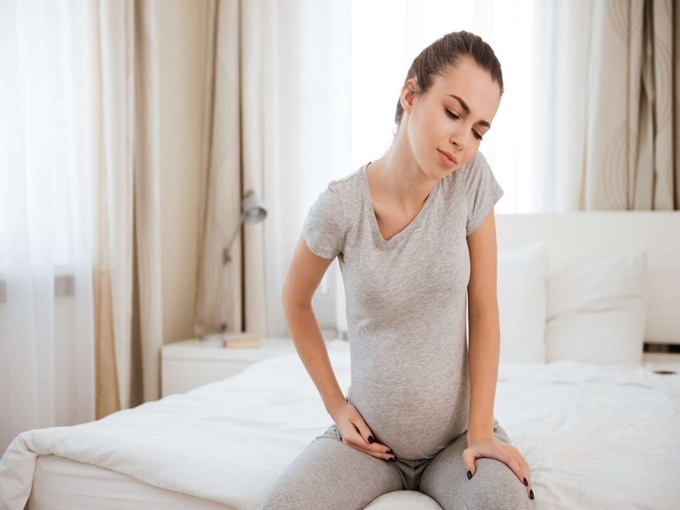 7 أسباب شائعة لتورم الفخذ أثناء الحمل