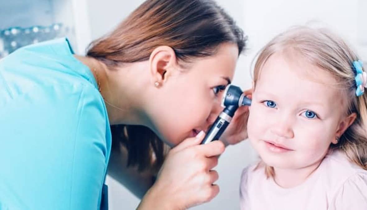 ما هي أسباب ظهور القيح في الأذن عند الأطفال؟