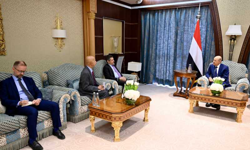 الرئيس العليمي يناقش مع السفير الأمريكي تداعيات مماطلة الحوثيين بتسهيل صرف المرتبات في مناطق سيطرتهم