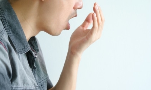 اكتشفي أسباب رائحة الفم الكريهة.. و كيف تتعاملين معها