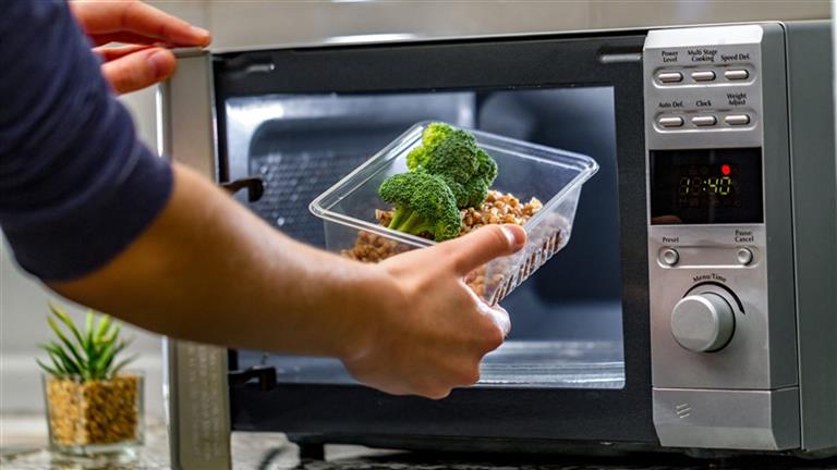 دراسة: تكشف سموم خفية في مطبخك وحاويات الأطعمة البلاستيكية ت