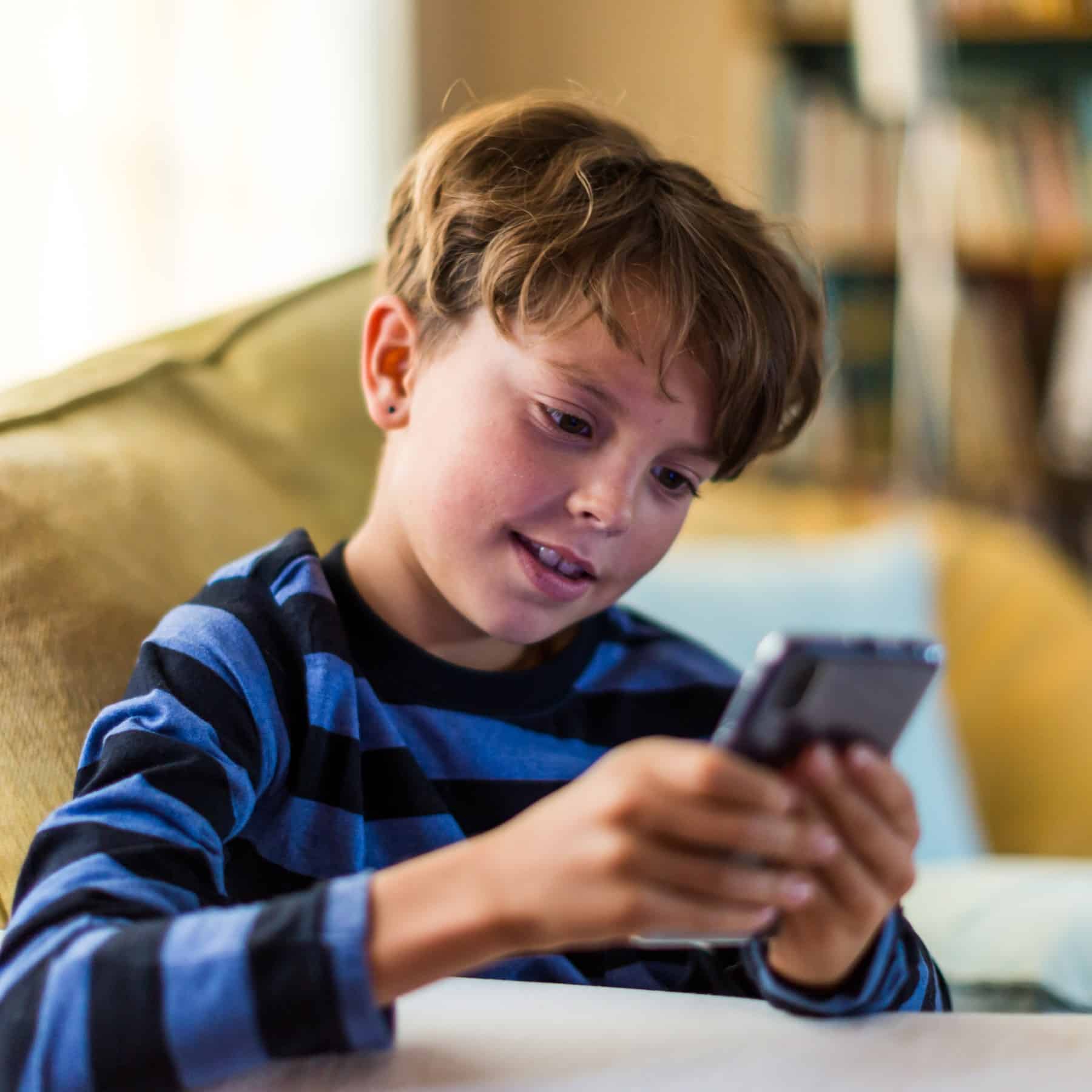 هاتف ذكي في يد طفلك: معضلة تواجه كل عائلة… فما هو العمر المناسب؟