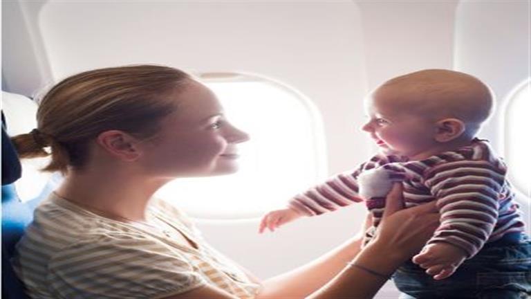 نصائح سحرية لتهدئة الرضع في الطائرة.. وتحذير طبي (فيديو)