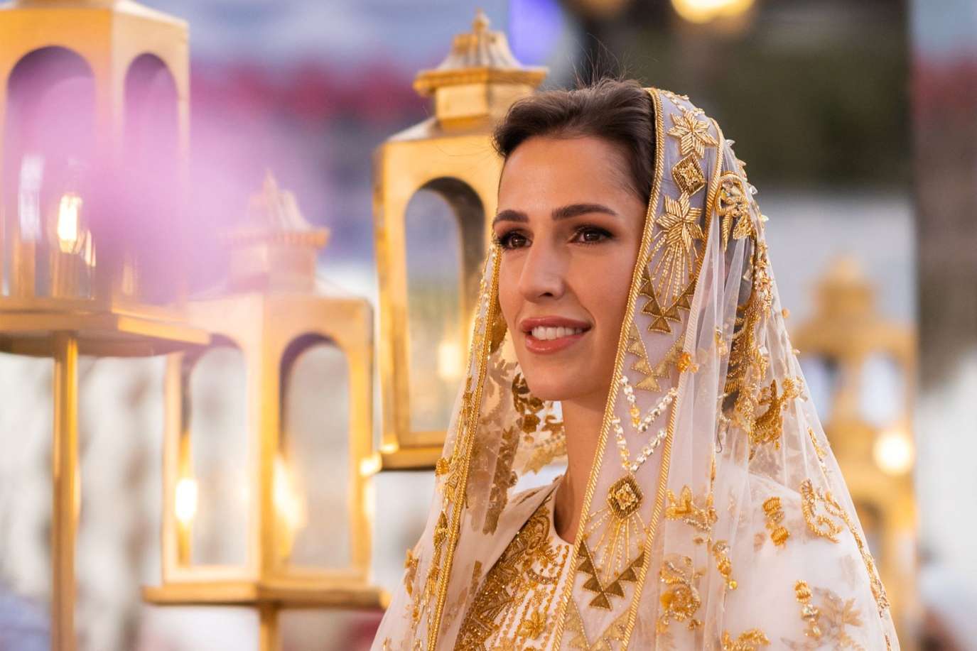 إطلالات مكياج وتسريحات شعر ناعمة من وحي الأميرة رجوة الحسين