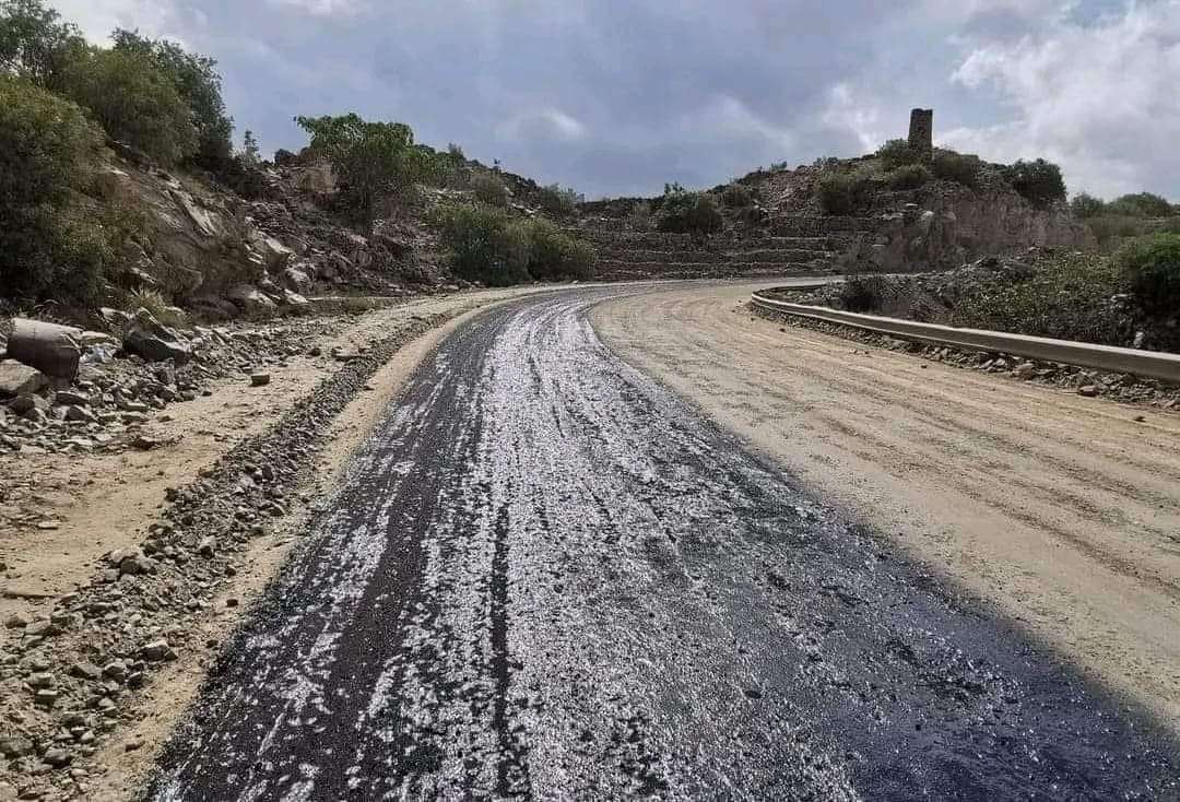 الفرق الفنية تبدأ اعمال السفلتة في هذه المنطقة الجنوبية (صور)