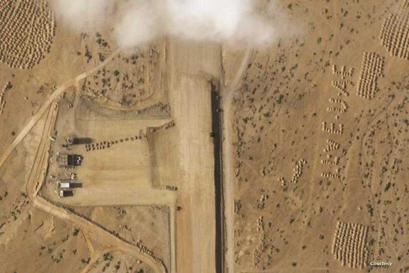   صور تكشف بناء مهبط طائرات في سقطرى اليمنية وبجانبه عبارة مُثيرة (شاهد) 