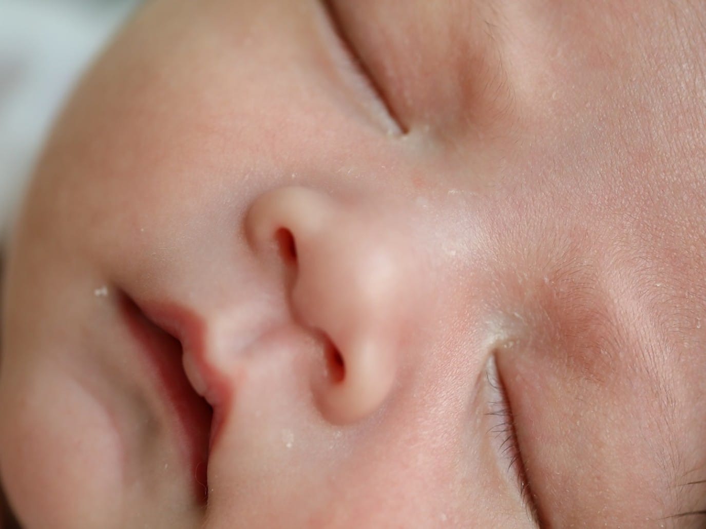 كيفية تنظيف أنف الرضيع بشكل سهل وبسيط