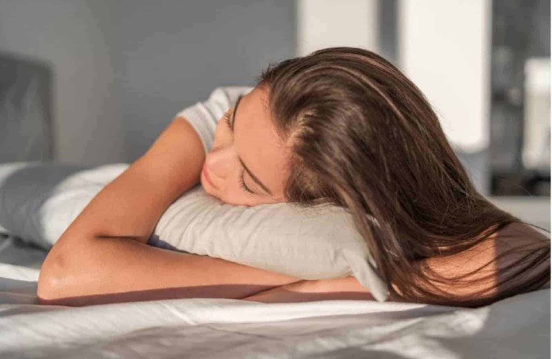 وضعية نومك قد تقصر عمرك… إليكم مخاطرها الصحية