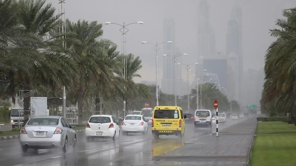   إرشادات هامة من شرطة دبي للقيادة الآمنة تحت المطر 