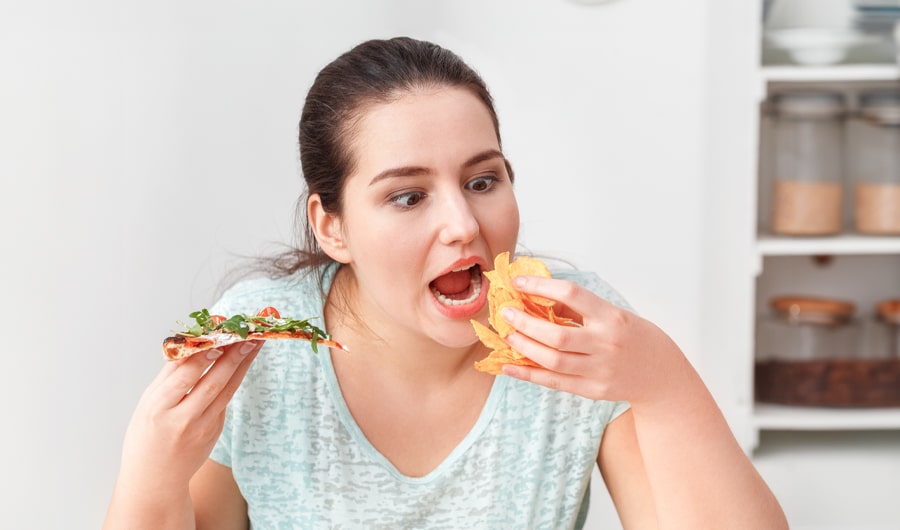   الوحدة تُحفّز الرغبة الشديدة في تناول الطعام لدى النساء: دراسة تكشف عن آليات الدماغ 