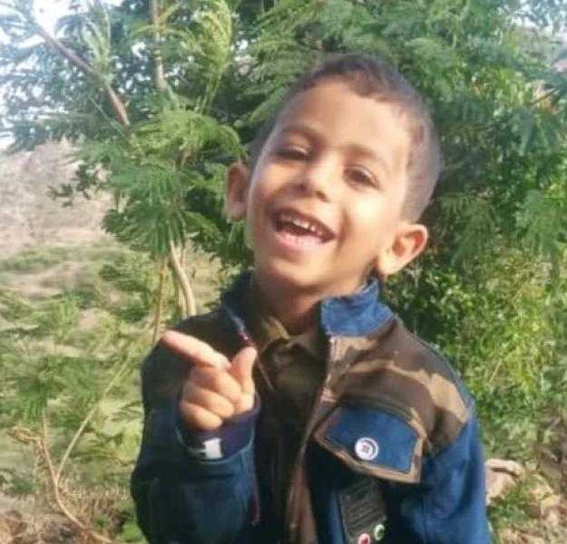 ”طفل صحفي يمني يُقاوم ظلم الحوثيين بصموده”
