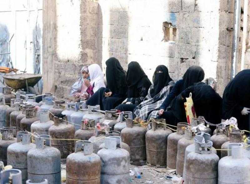 ”الغاز الحوثي” بأسعار خيالية.. معاناة مزدوجة للمواطنين في ذمار وإب!