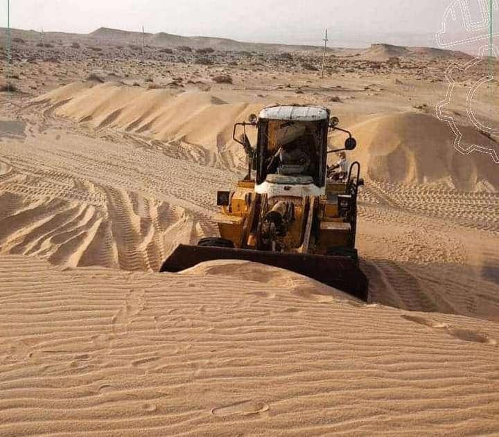 صيانة الطرق تبدأ إزالة الرمال المتحركة على طريق عتق المكلا بمنطقة النشيمة رضوم