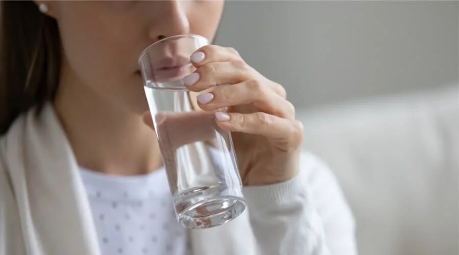 هل يوجد مضار عند تناول الماء البارد على معدة فارغة؟
