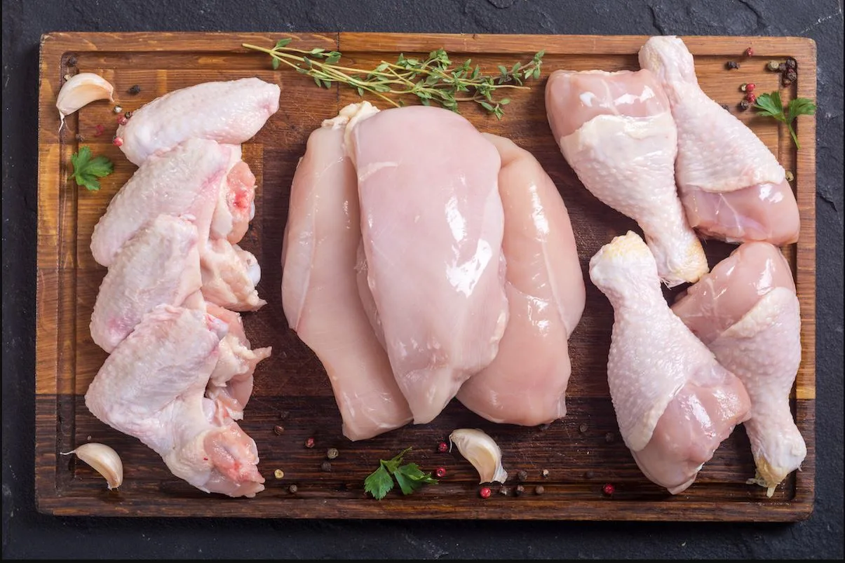 4 أشياء أساسية عليك القيام بها عند تقطيع الدجاج وطهيه