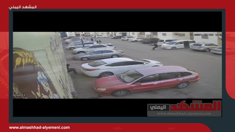 اغتيال رجل أعمال في عدن: ملثم يرتكب جريمة بشعة وكأنها من أفلام الأكشن (فيديو)