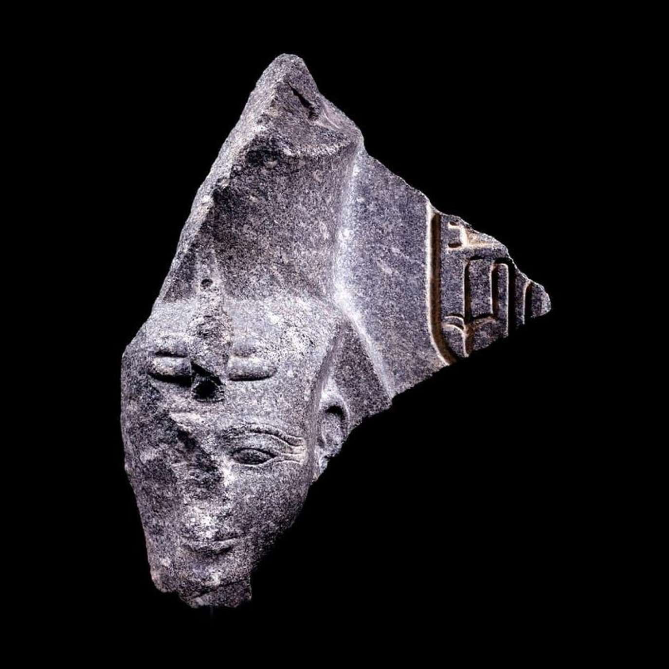 مصر تعيد قطعة أثرية فريدة من تمثال للملك رمسيس الثاني تاريخها 3400 عام