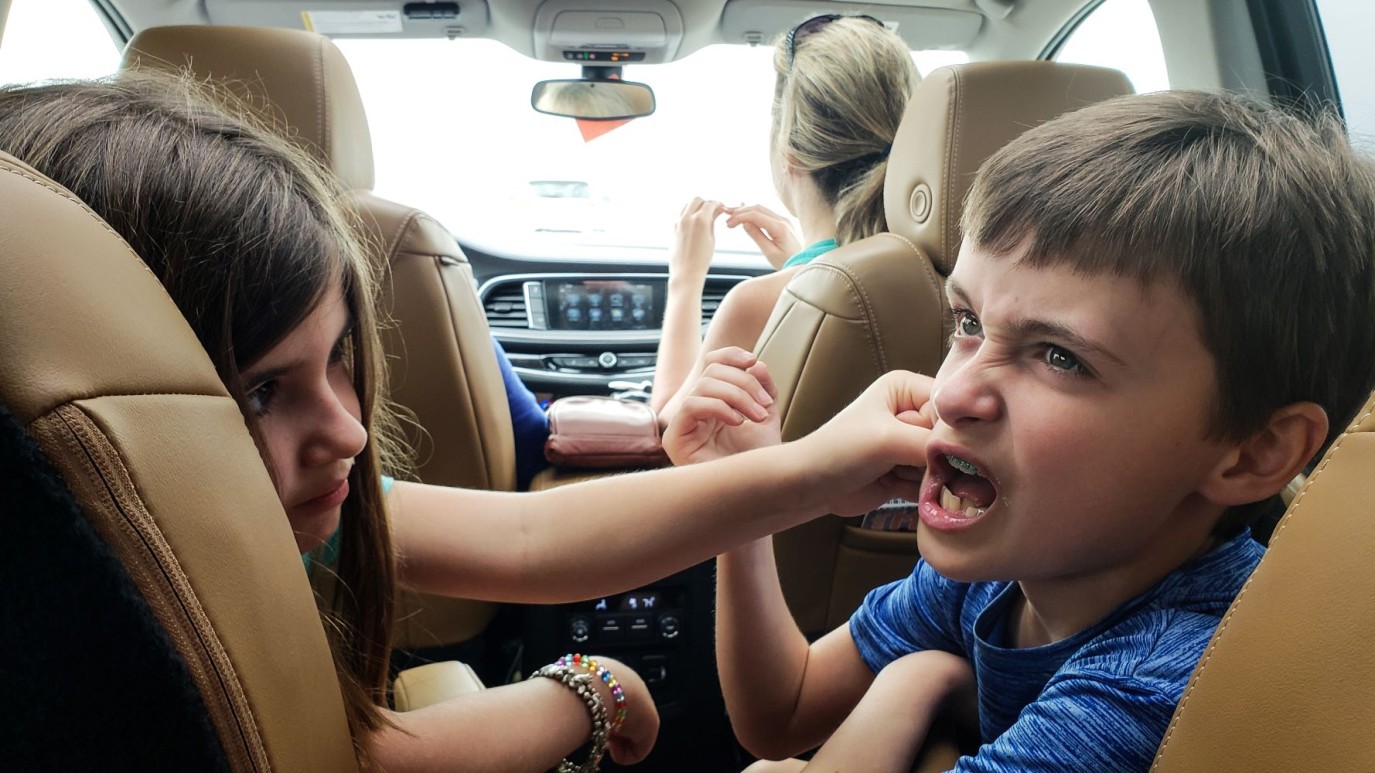 مخاطر السلوك الشقي للأطفال الصغار.. أثناء انشغال الأهل بقيادة السيارة
