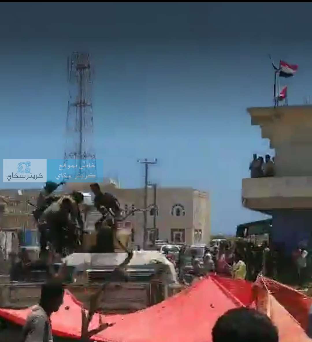 مجاميع مسلحة تقتحم مبنى المحافظة وتحاصر المحافظ(فيديو)