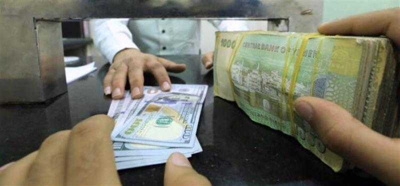 أحد البنوك بصنعاء يمتنع من صرف أموال المودعين بعد انتهاء مهلة البنك المركزي اليمني بعدن