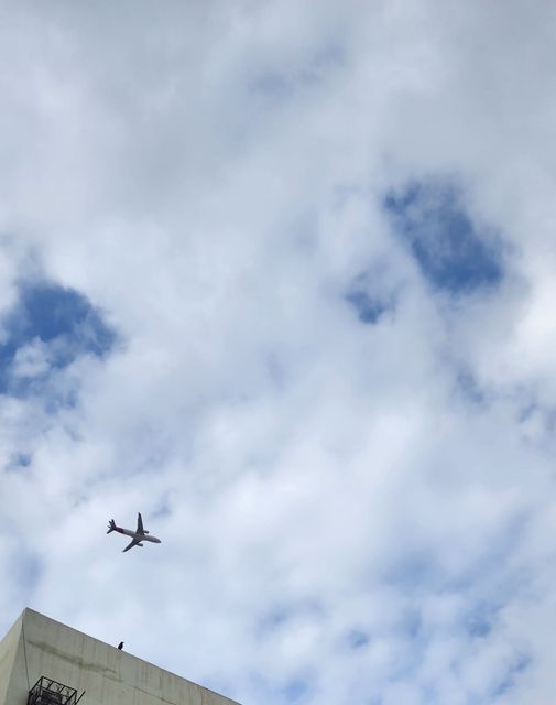 طائرة لليمنية تحلق منذ ساعات في سماء عدن ومخاوف من تعرضها لخلل فني عرقل هبوطها