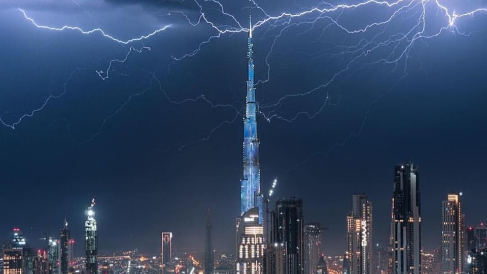   أمطار رعدية وبرق وبرد… تأثر الإمارات بحالة جوية ممطرة 
