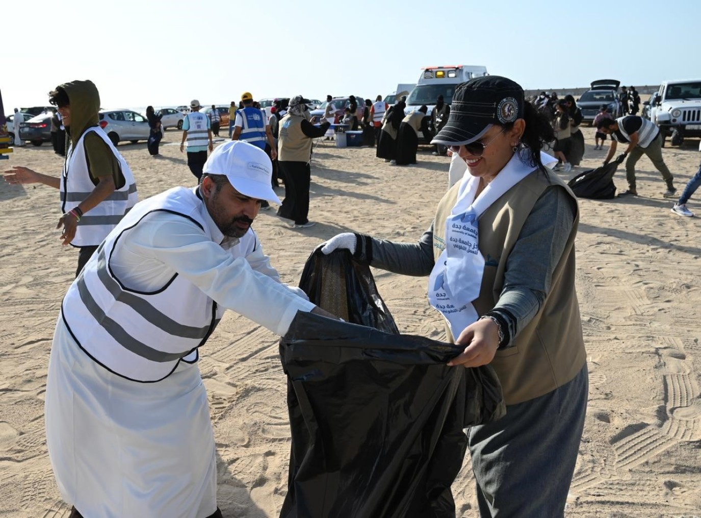 أمانة جدة تنظم مبادرة لتنظيف شاطئ خليج سلمان بمشاركة جامعة جدة
