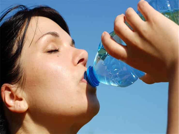 شرب الماء من الزجاجات البلاستيكية في الصيف قد يُعرضك لمخاطر صحية جسيمة