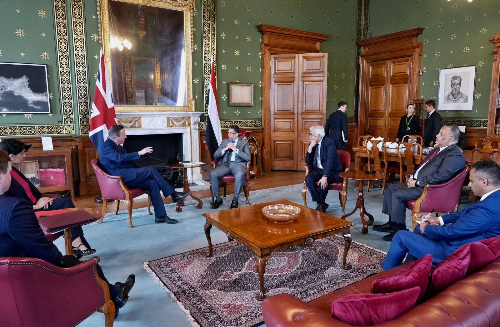 رئيس الوزراء  #بن_مبارك يعقد جلسة مباحثات مع وزير الخارجية البريطاني