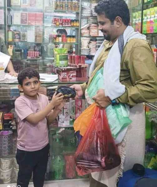 موقف يرفع الرأس.. طفل يمني يعثر على حقيبة مليئة بالذهب في عدن ووالده يبحث عن صاحبها حتى وجده وأعادها إليه