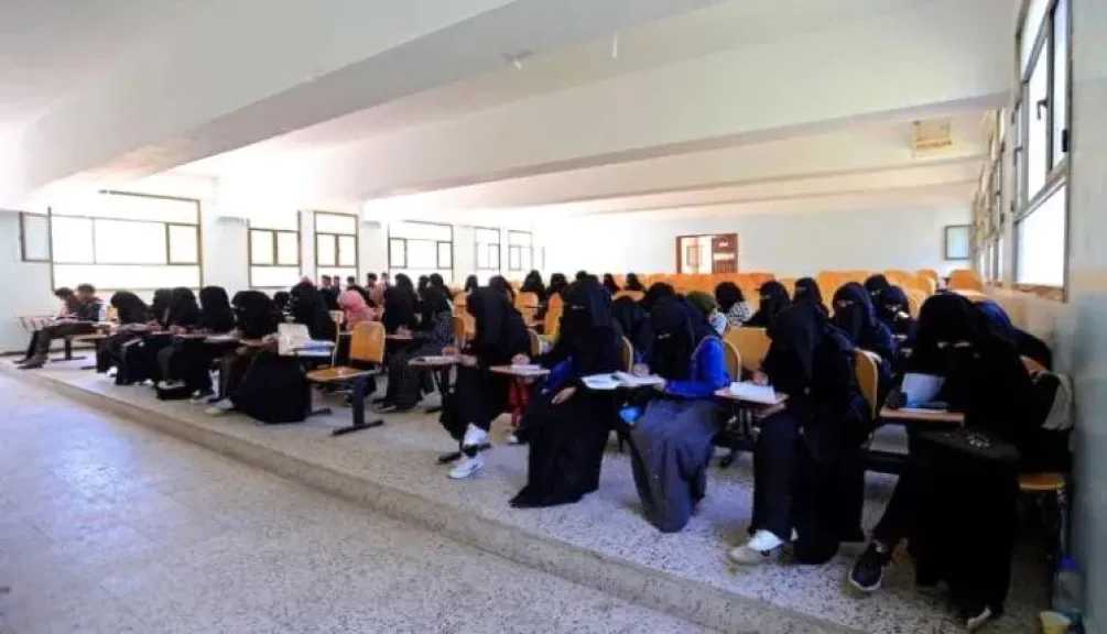 الحوثي يغرق طالبات الجامعة في بحر القيود: من الصنادل إلى الأحلام