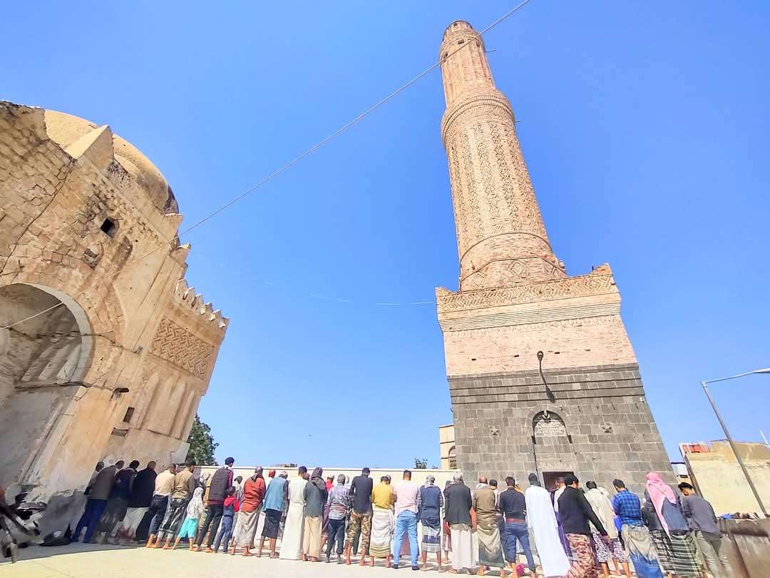 مصلون يؤدون صلاة الظهر في ساحة جامع المظفر بتعز لسبب مؤسف