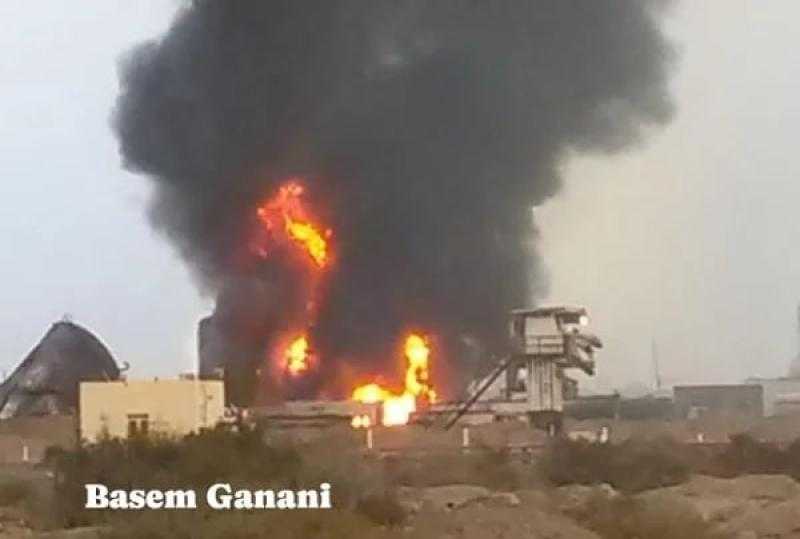   انفجار عنيف في ميناء الحديدة وتصاعد ألسنة النيران وأعمدة الدخان بسبب غارات إسرائيلية 