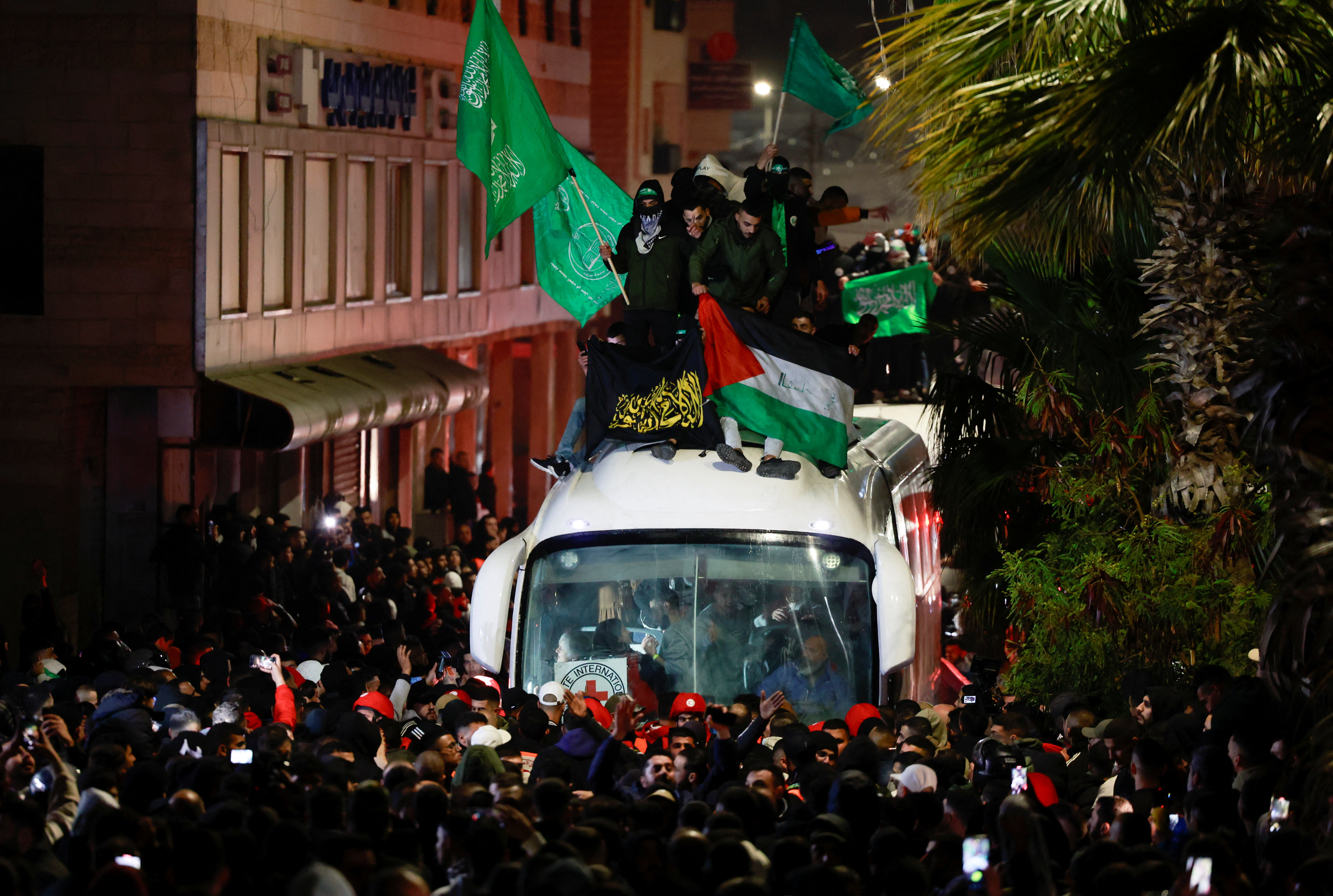 رغم مضايقات الاحتلال.. الفلسطينيون يحتفلون بتحرير أسراهم