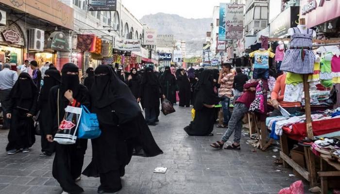  أزمة اقتصادية كبيرة في اليمن بطلها «الريال».. ماذا يحدث بالأسواق؟ 