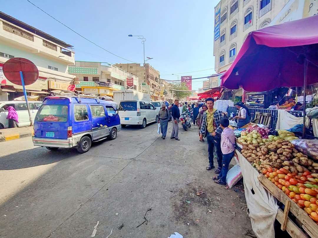 يحدث الآن .. تنفيذ حملة واسعة لإزالة هذا الأمر في سوق تعز المركزي